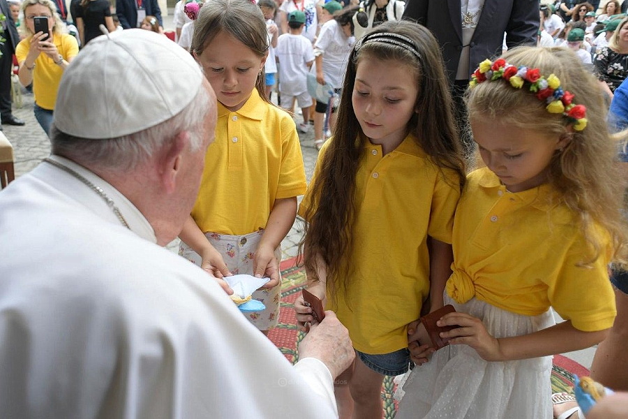 Papa assume vontade de visitar a Ucrânia, em encontro com crianças