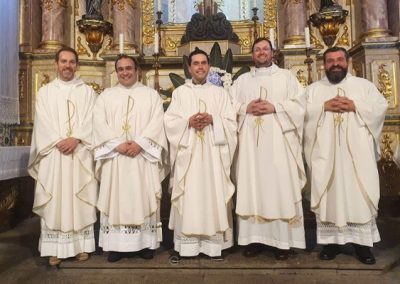 Grupo de cinco padres celebra 10º aniversário de ordenação