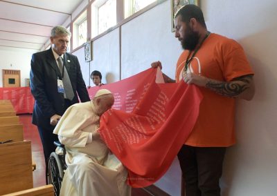 Papa faz pedido de perdão, diante de sobreviventes das escolas residenciais