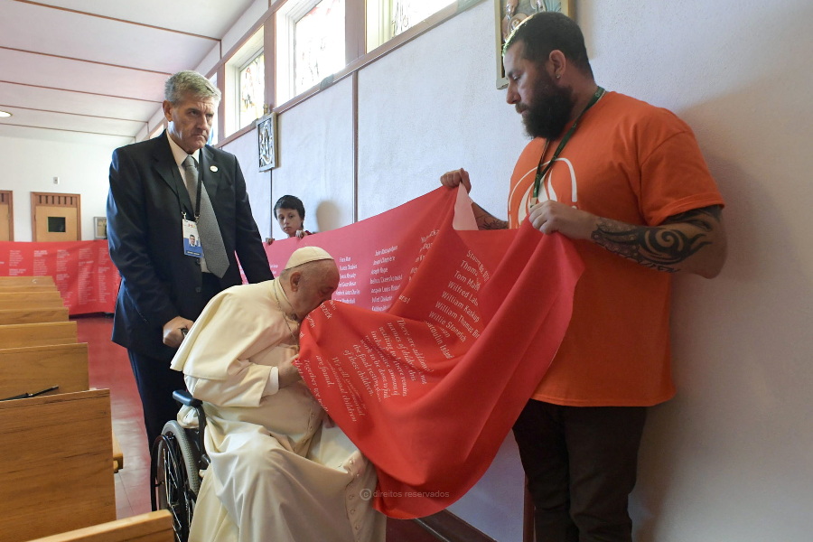 Papa faz pedido de perdão, diante de sobreviventes das escolas residenciais