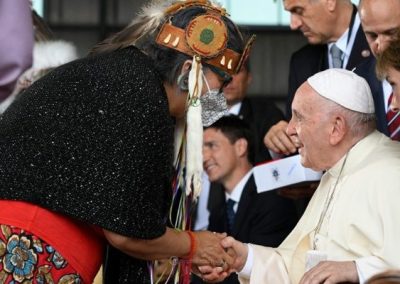 Papa recebido por autoridades políticas e representantes indígenas