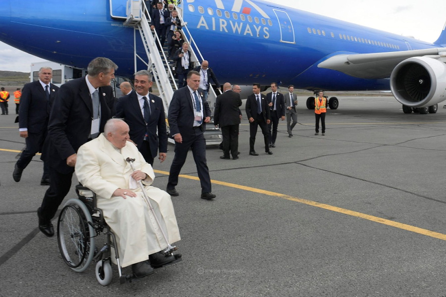 Papa volta a admitir possibilidade de renúncia, mas descarta cenário no imediato