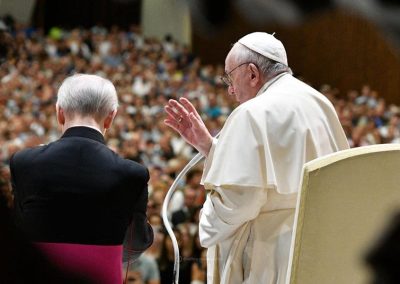 Papa volta a afastar cenário de renúncia e diz que resignação nunca será "moda"