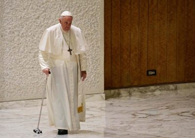 Papa questiona delírio da "juventude eterna" e defende valorização dos idosos