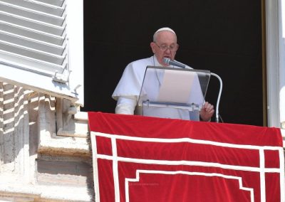 "Santos são os verdadeiros revolucionários", diz o Papa