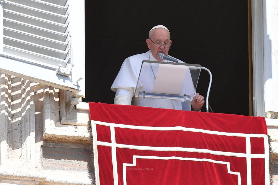 “Santos são os verdadeiros revolucionários”, diz o Papa