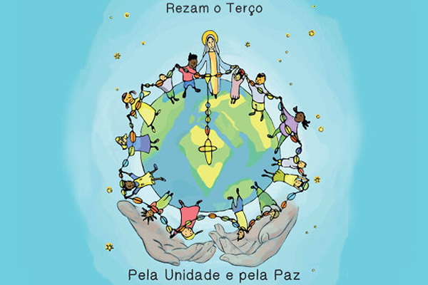 As crianças da Catequese da zona oeste de Angra reunem-se em oração na Serreta