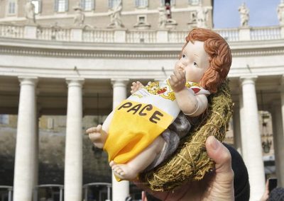 Papa abençoa "bambinelli", evocando crianças vítimas da guerra na Ucrânia