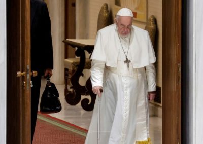 Papa revela ter escrito carta de renúncia, em caso de "impedimento médico"