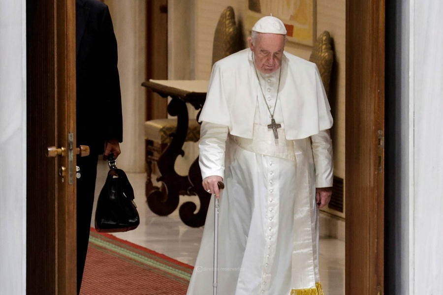  Papa revela ter escrito carta de renúncia, em caso de “impedimento médico”