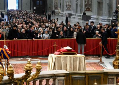 Basílica de São Pedro recebe fiéis para "último adeus" a Bento XVI