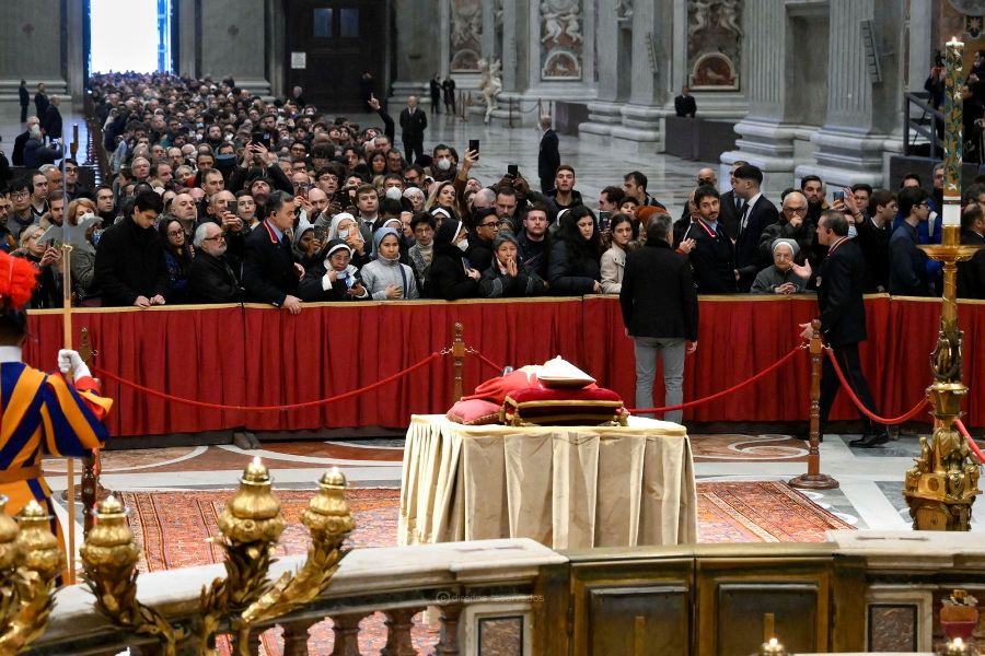 Basílica de São Pedro recebe fiéis para “último adeus” a Bento XVI