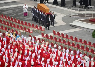 Papa Francisco homenageia sabedoria e dedicação de Bento XVI