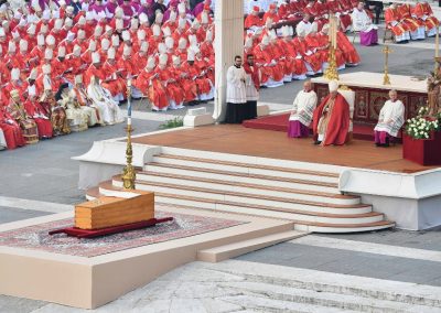 Papa critica instrumentalização da morte de Bento XVI