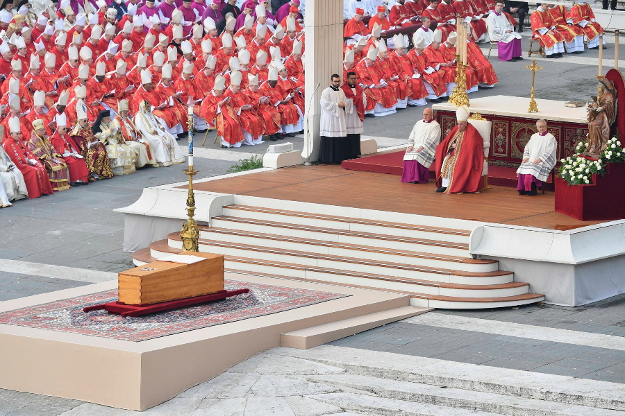 Papa celebra exéquias fúnebres do Papa Emérito