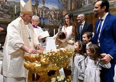 Papa batiza 13 crianças e pede que data seja celebrada como um aniversário