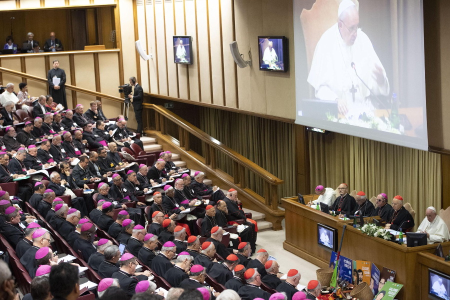 "Rezemos pela Igreja, para que adote a escuta e o diálogo como estilo de vida", pede o Papa