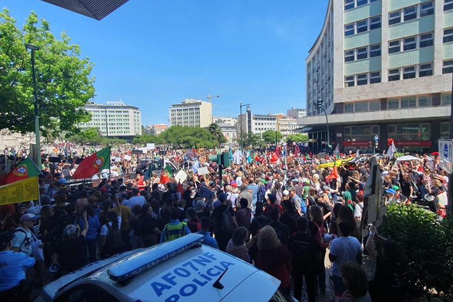 25 de abril: entre o entusiasmo e o protesto