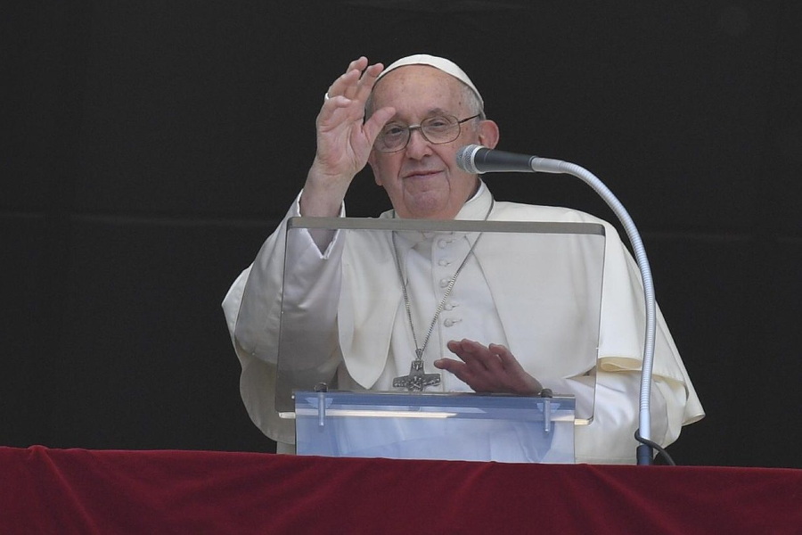Papa critica “ídolos” da eficiência e do consumismo, que descartam os mais frágeis