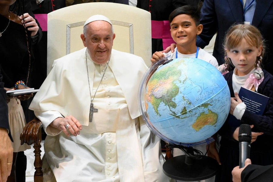 Papa pede religiões unidas em defesa da paz e do ambiente