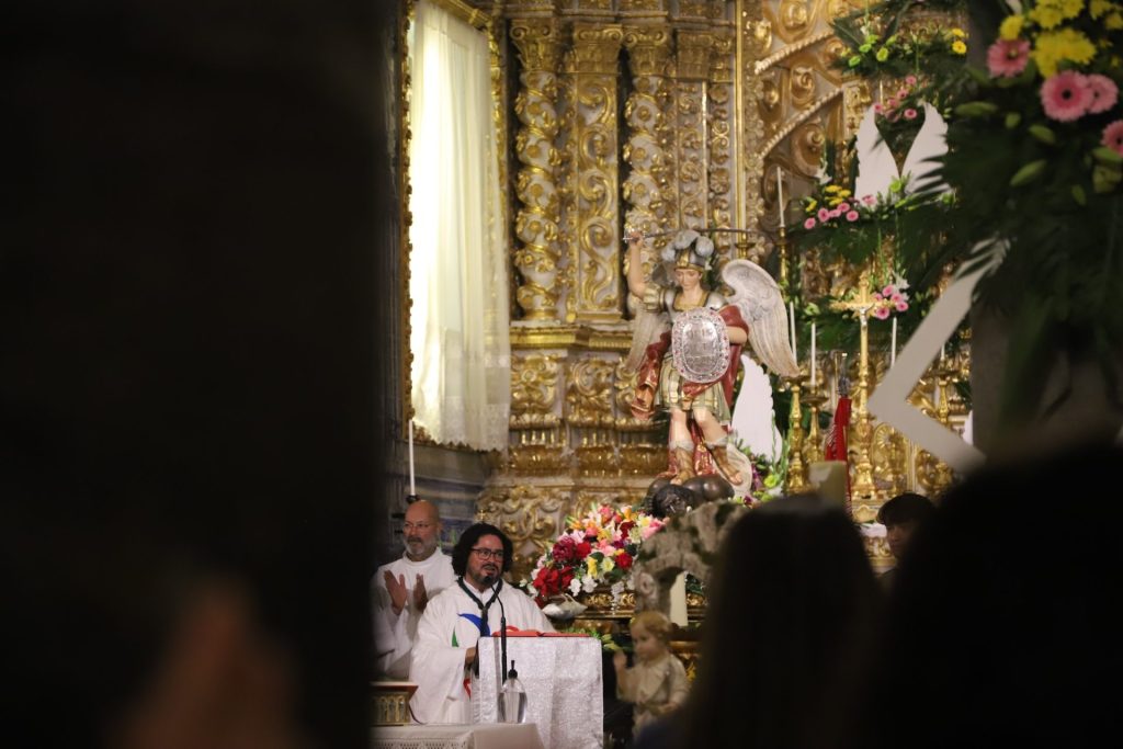 “A beleza que acontece em cada casa, em cada quarto e em cada família é singular: não se trata apenas de ter o santo, é a devoção que as pessoas têm pelo vínculo  da fé que as une e faz reunir”- Padre José Borges