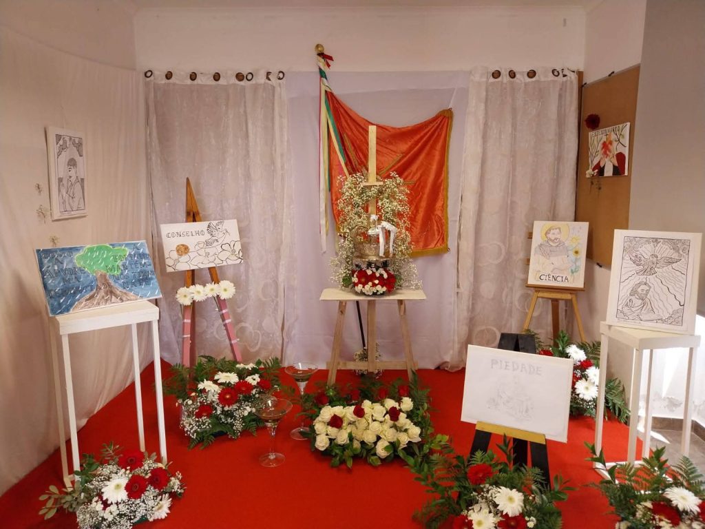 Jovens marienses constroem “quarto” do Espírito Santo