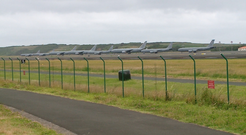 Reforço de aeronaves norte americanas na Base das Lajes é tema de conversa entre os locais