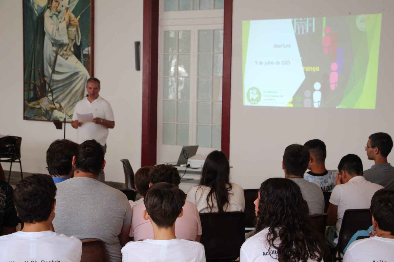 Acólitos  dizem que servir o altar é servir Jesus e isso “dá felicidade”