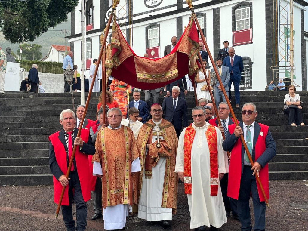 Multidão reúne-se no Pico para celebrar a Solenidade da Transfiguração do Senhor no Santuário do Senhor Bom Jesus Milagroso