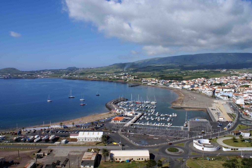 https://pt.wikipedia.org/wiki/Ficheiro:Vista_parcial_da_Ba%C3%ADa_e_da_cidade_da_Praia_da_Vit%C3%B3ria,_ilha_Terceira,_A%C3%A7ores,_Portugal.JPG#/media/Ficheiro:Vista_parcial_da_Ba%C3%ADa_e_da_cidade_da_Praia_da_Vit%C3%B3ria,_ilha_Terceira,_A%C3%A7ores,_Portugal.JPG